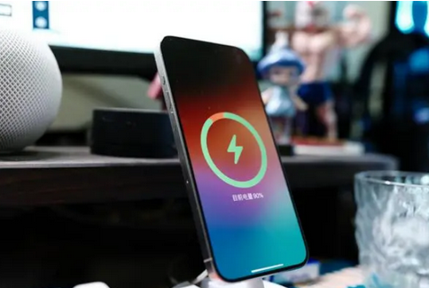 南头镇苹果15换屏服务分享用什么充电器给iPhone15充电更好 